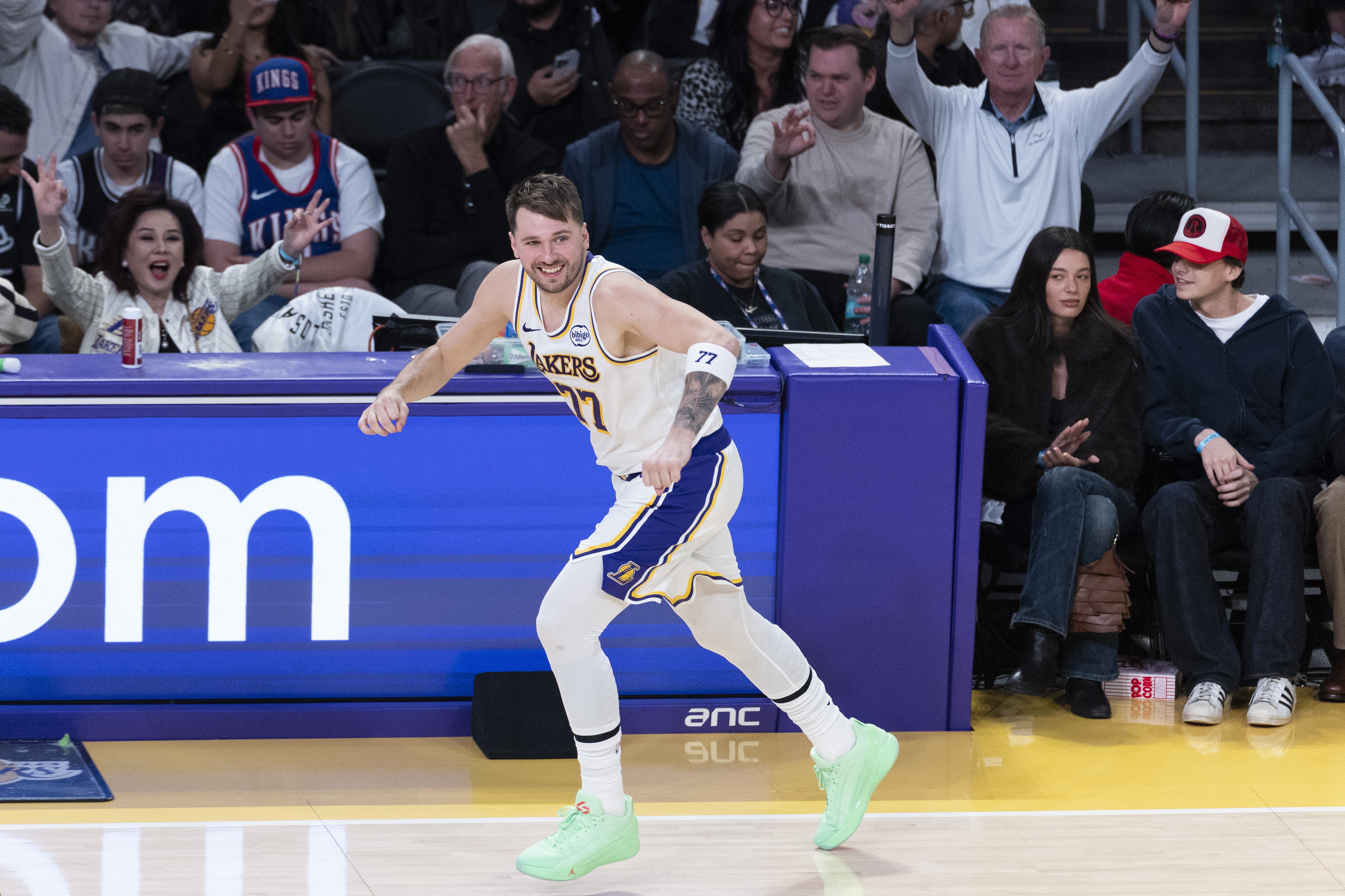 世界杯比赛直播地址-东契奇场均33分和科比35.4分相比含金量如何？各方面都远远比不上